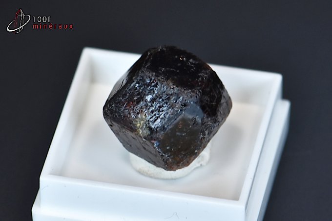 grenat-almandin-mineraux-cristaux