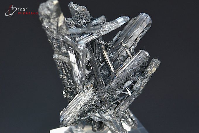 nombreux cristaux de stibine ou stibnite