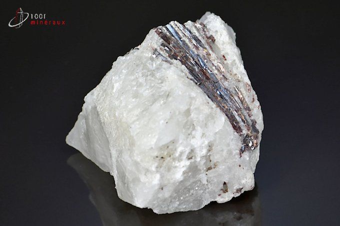 longs cristaux d'hubnérite sur Quartz