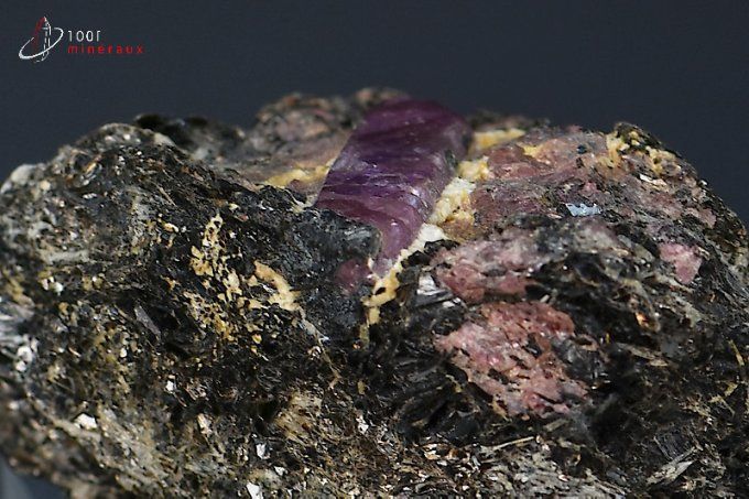 cristal de rubis  sur biotite