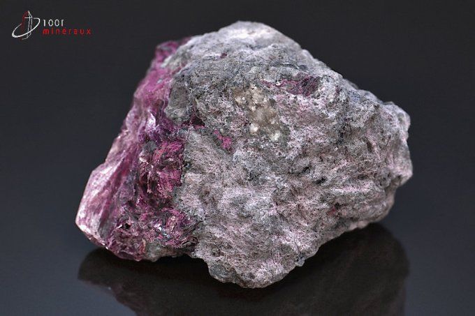 cristaux d'erythrine sur roche