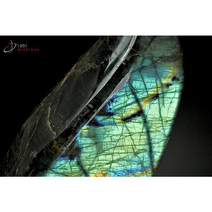 labradorite-forme-libre-polie-madagascar