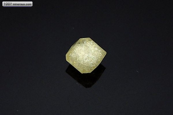 Rhodizite - Madagascar - minéraux à cristaux 0,5 cm / 0,2g / AV19