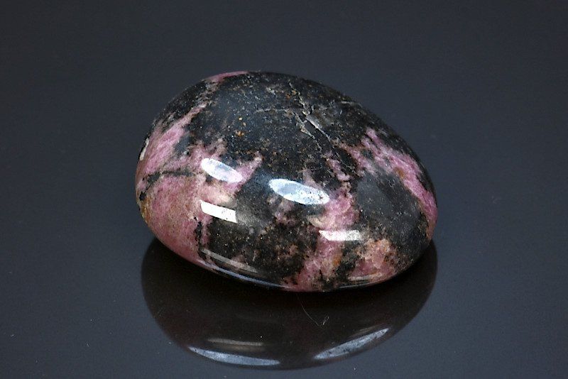 Rhodonite polie galet - Madagascar - minéraux polis 5,3 cm / 101g / AZ132