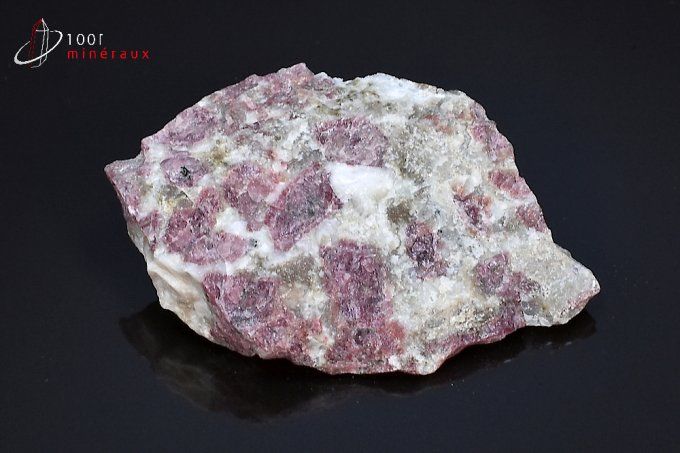 cristaux d'eudialyte sur quartz blanc