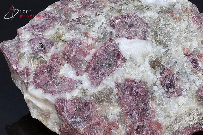 cristaux d'eudialyte sur quartz blanc