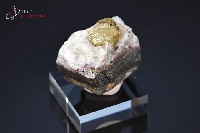 cristl de rhodizite sur quartz et rubis