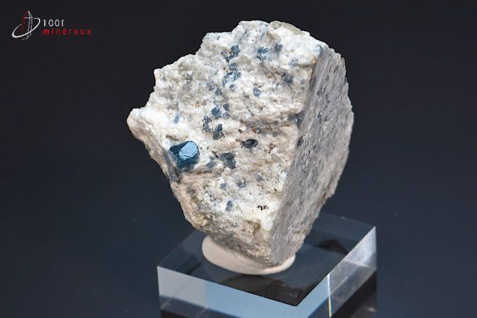 cristaux de spinelle bleu sur roche