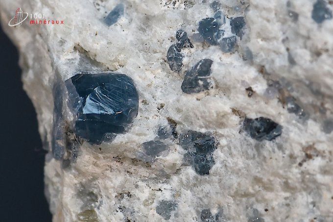cristaux de spinelle bleu sur roche
