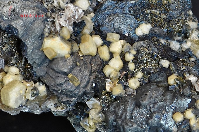arsenopyrite-mineraux-cristaux-apatite
