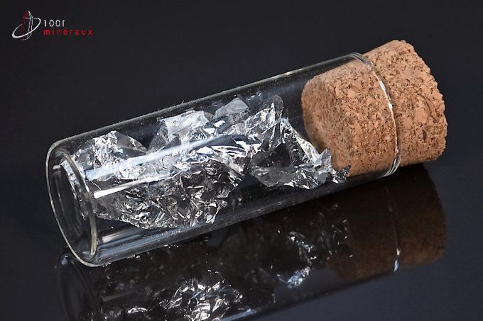 feuille d'argent dans un flacon de verre