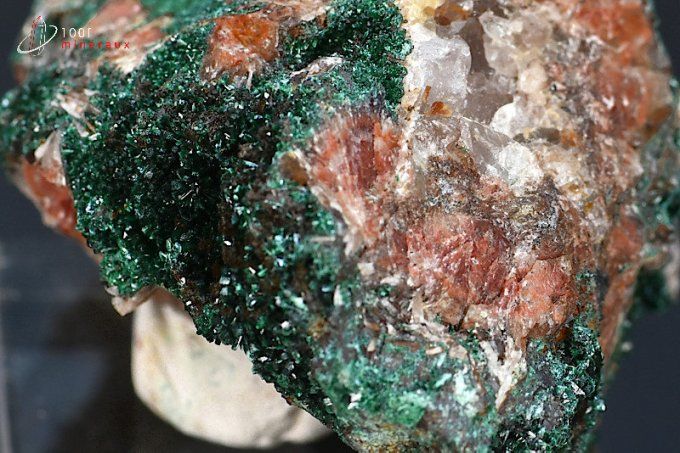 cristaux d'atacamite sur roche