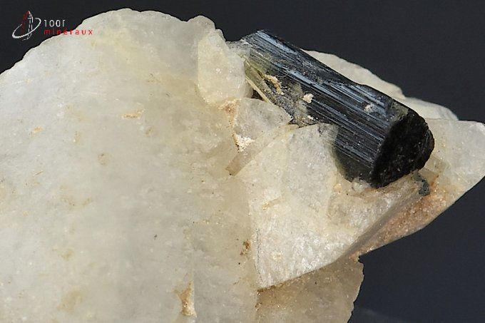 cristal de tourmaline noire sur albite