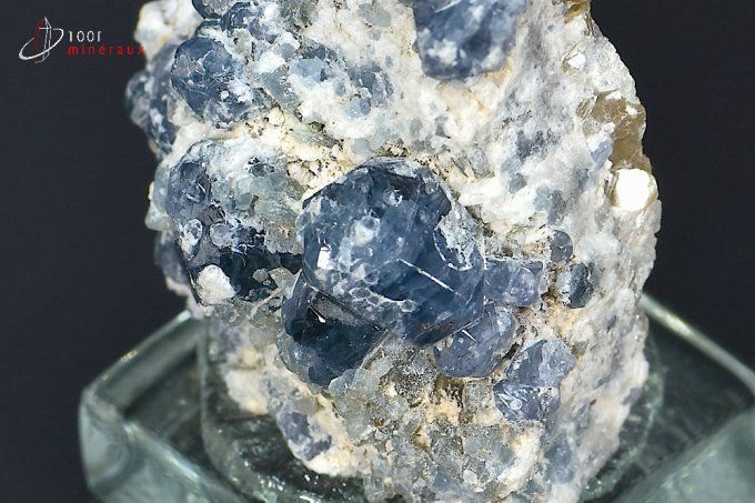 nombreux cristaux de spinelle bleu