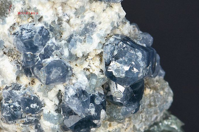 nombreux cristaux de spinelle bleu