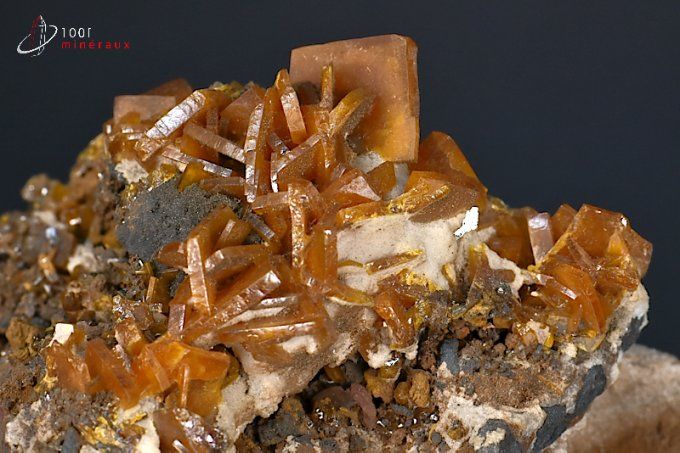 nombreux cristaux tabulaires de wulfenite