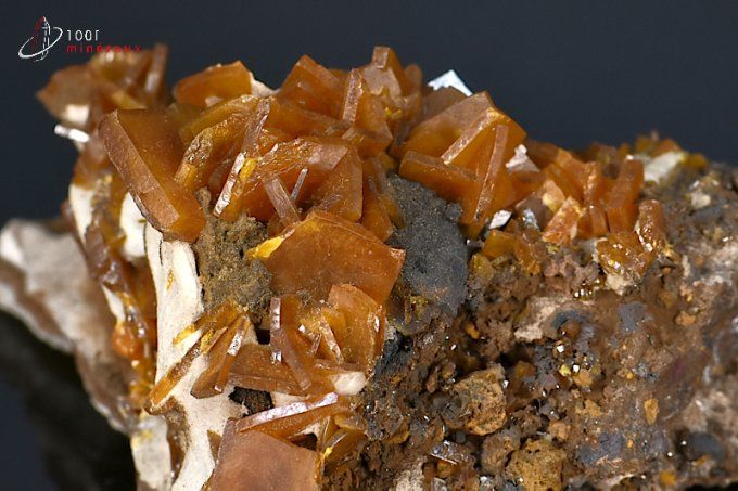 nombreux cristaux tabulaires de wulfenite