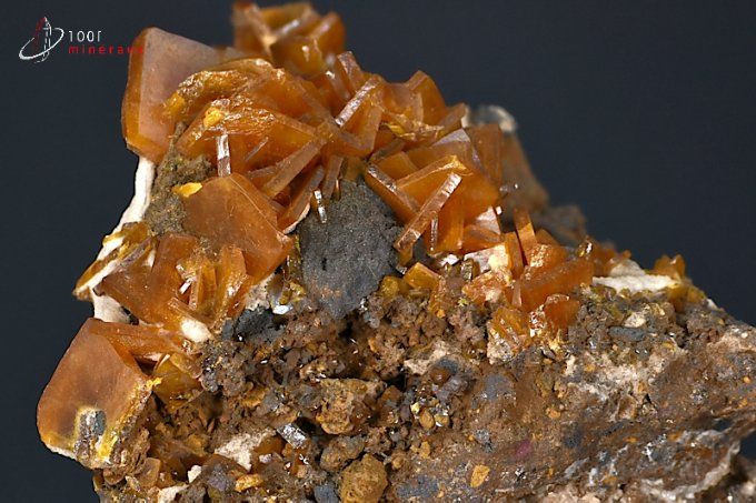 nombreux cristaux tabulaires de wulfenite