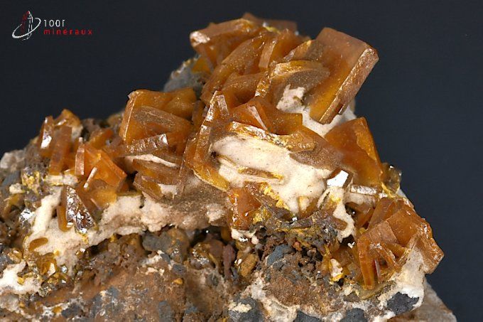 nombreux cristaux tabulaires de wulfenite