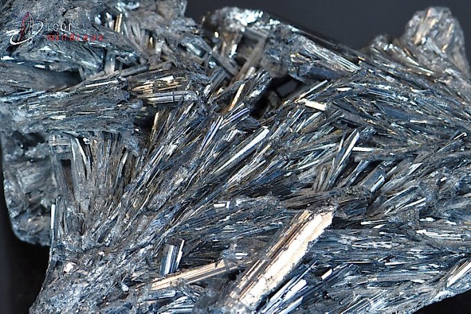 stibine-stibnite-antimonite-mineraux-cristaux