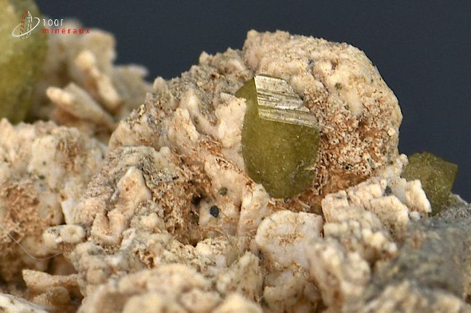 cristaux de titanite ou sphène sur albite