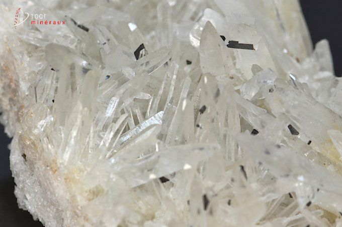 cristaux d'hubnerite sur quartz