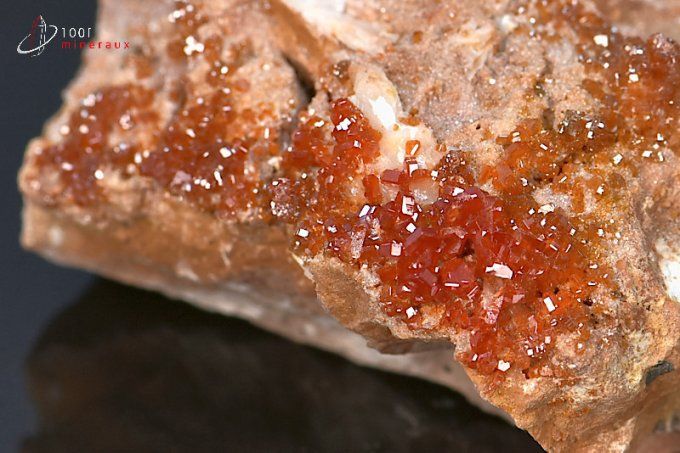 cristaux de vanadinite sur roche