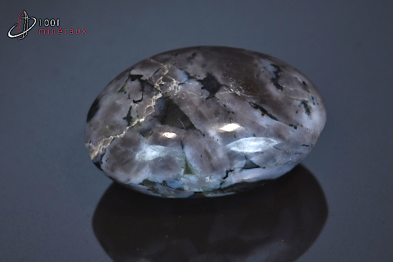 Gabbro indigo poli en galet - Madagascar - pierres polies  4,5 cm / 56g / BF841
