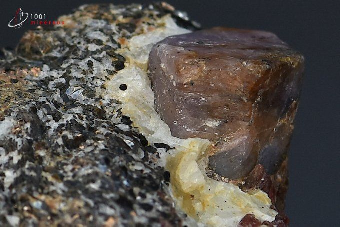 cristal de rubis corindon sur biotite