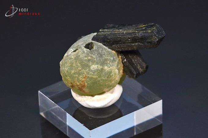 cristaux d'épidote sur prehnite