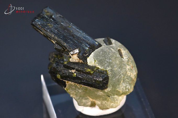 cristaux d'épidote sur prehnite