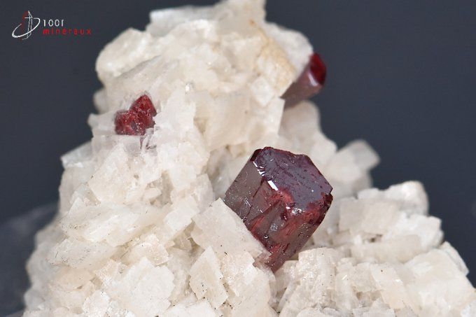 cristal translucide de Cinabre sur dolomite