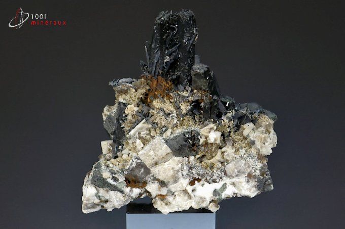 cristaux d'aegirine sur quartz