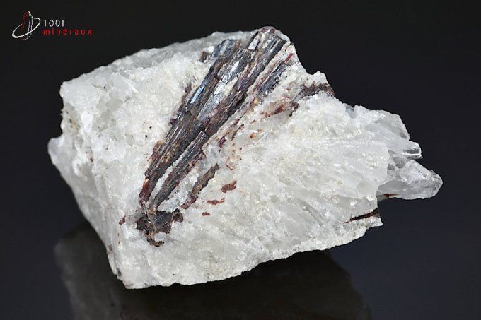 longs cristaux d'hubnérite sur Quartz