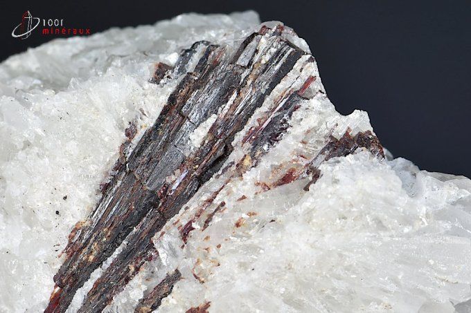 longs cristaux d'hubnérite sur Quartz