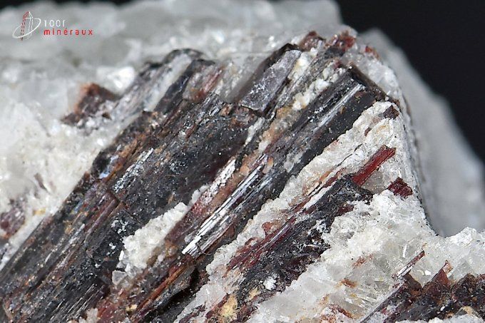 longs cristaux d'hubnérite sur Quartz