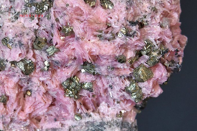 rhodonite-mineraux-cristaux