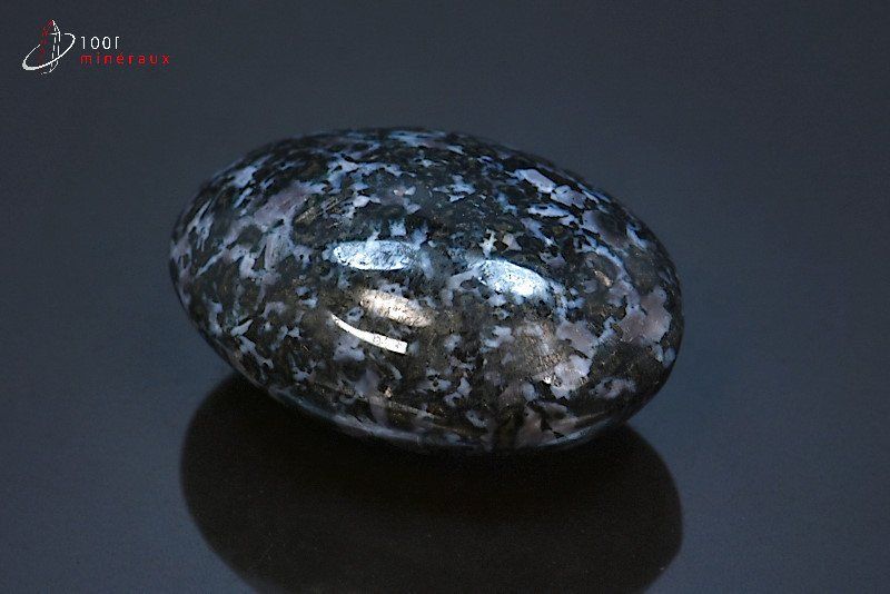 Gabbro indigo en galet poli - Madagascar - minéraux polis 5,4 cm / 87g / BK299