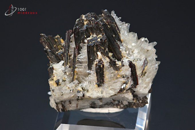 cristaux d'hubnerite sur quartz