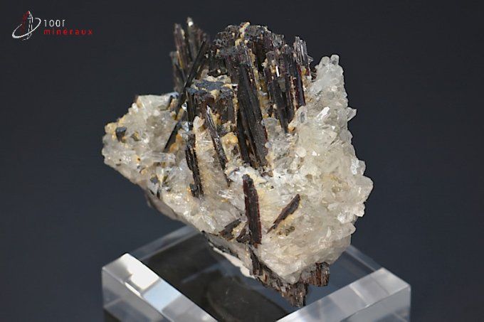 cristaux d'hubnerite sur quartz