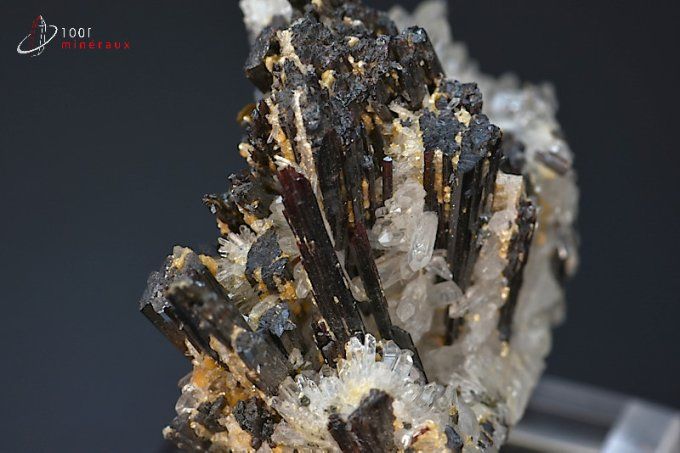 cristaux d'hubnerite sur quartz