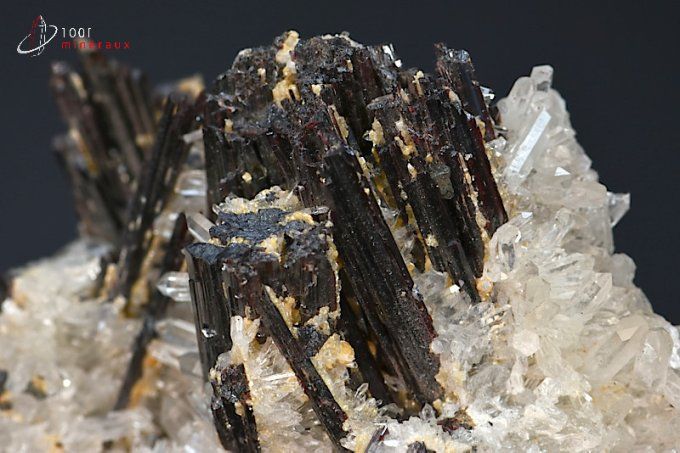 cristaux d'hubnerite sur quartz