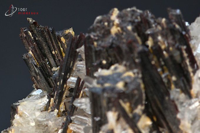 cristaux d'hubnerite sur quartz