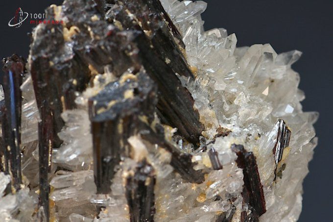 cristaux d'hubnerite sur quartz