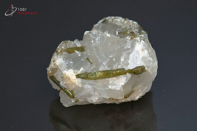 cristaux de tourmaline verte sur quartz
