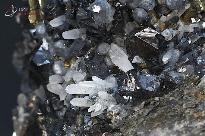 cristaux de pyrrhotite sur galene