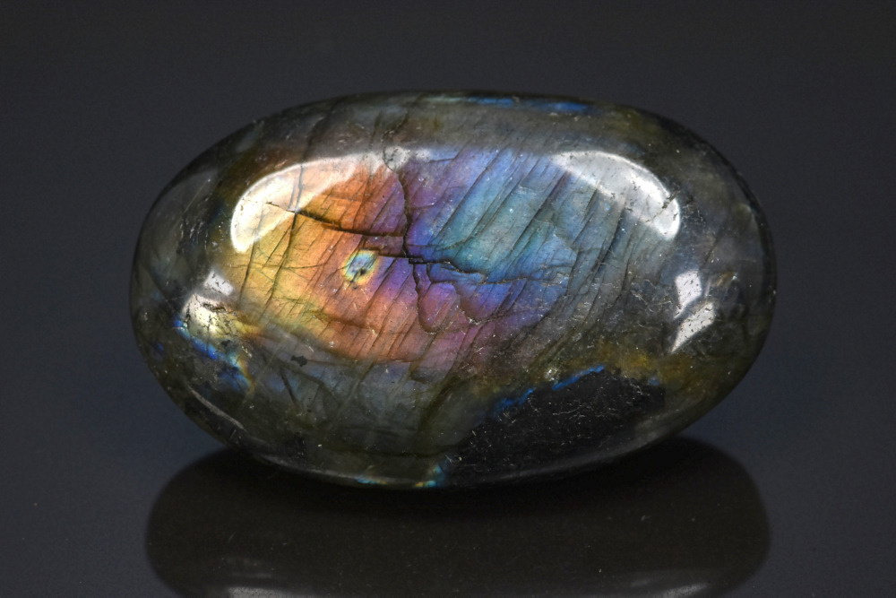 Galet poli de Labradorite