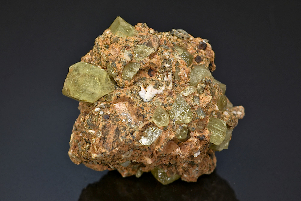 Apatite jaune-vert sur roche