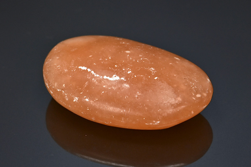 Calcite orange galet poli
