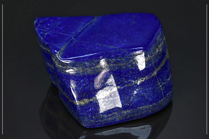 Grand bloc de Lapis Lazuli poli forme libre